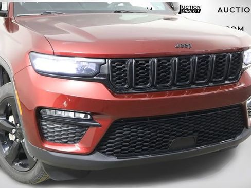 Used 2023 Jeep Grand Cherokee Limited w/ Black Appearance Package AWD/4WD image 39