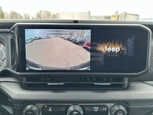 Used 2025 Jeep Wrangler Unlimited Rubicon AWD/4WD image 24