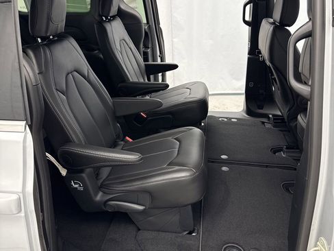 New 2026 Chrysler Pacifica Select image 27