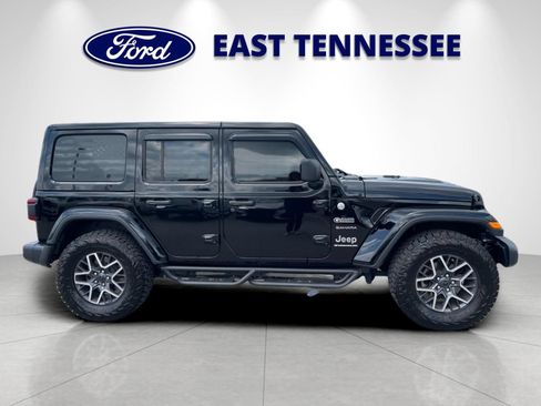 Used 2024 Jeep Wrangler Unlimited Sahara w/ Technology Group AWD/4WD image 2