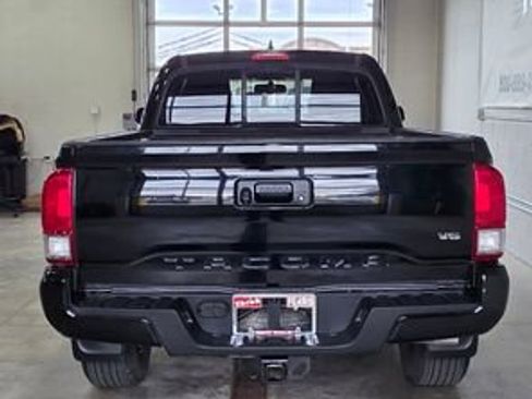 Used 2017 Toyota Tacoma TRD Sport image 4