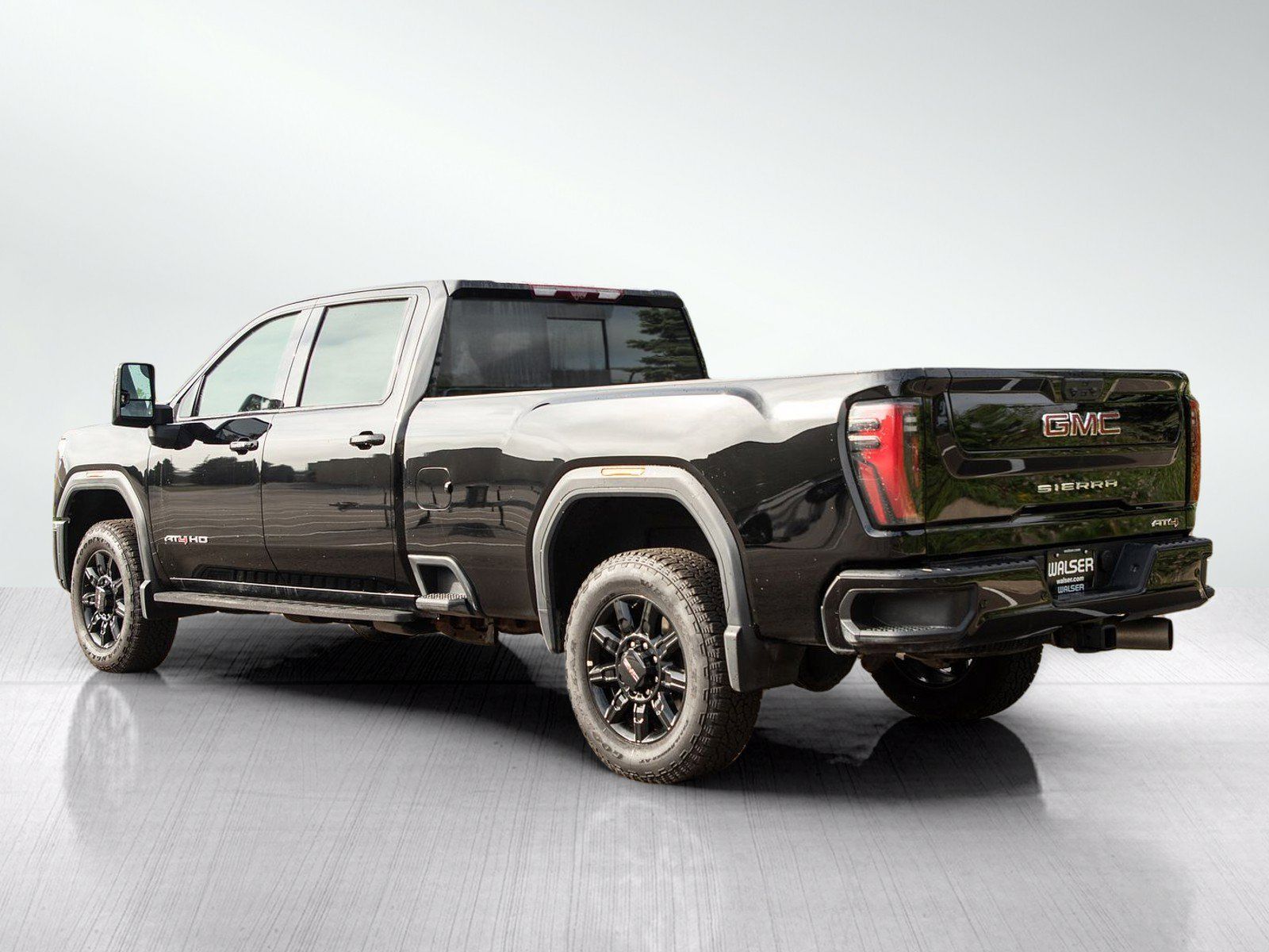 Used 2024 GMC Sierra 2500 AT4 w/ Technology Package AWD/4WD image 4