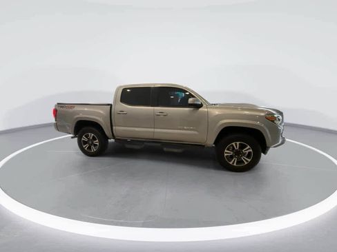 Certified 2019 Toyota Tacoma TRD Sport AWD/4WD image 9