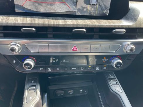 Used 2025 Kia Telluride SX w/ SX Captain's Chair Package AWD/4WD image 11