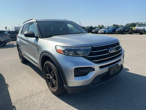 Used 2020 Ford Explorer XLT RWD image 2