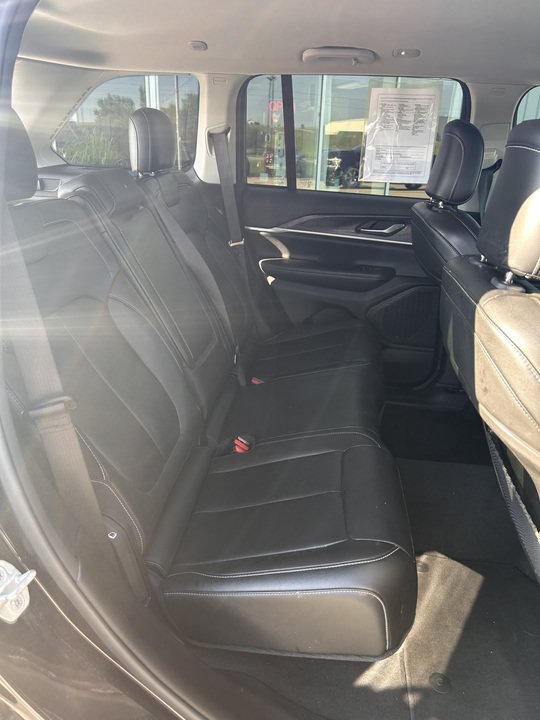 Used 2023 Jeep Grand Cherokee Limited w/ Black Appearance Package AWD/4WD image 17