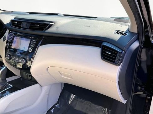 Used 2017 Nissan Rogue Sport SV w/ SV Premium Package image 18