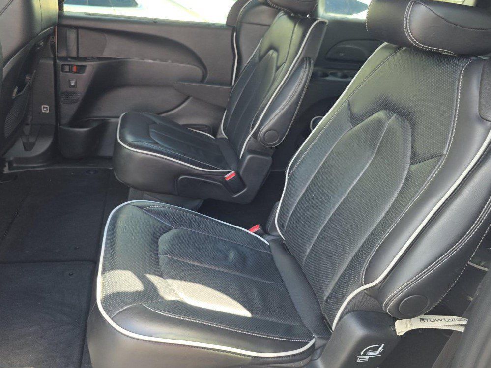 Used 2026 Chrysler Pacifica Limited FWD image 10