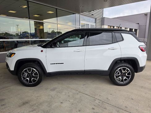 Used 2025 Jeep Compass Trailhawk AWD/4WD image 2