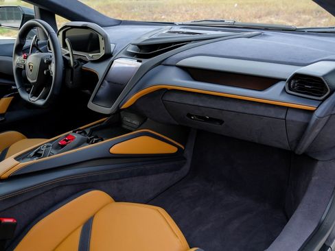 Used 2025 Lamborghini Revuelto image 14