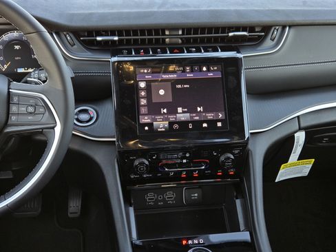 New 2025 Jeep Grand Cherokee Altitude image 19