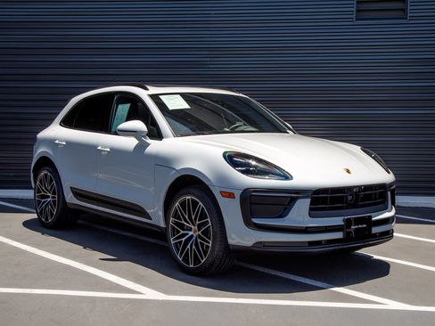 Certified 2026 Porsche Macan AWD/4WD image 9