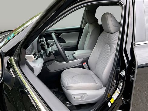 Used 2025 Toyota Highlander LE AWD/4WD image 9