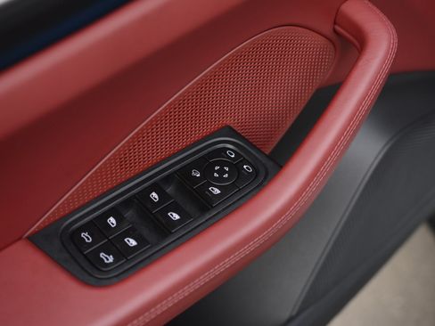 Certified 2025 Porsche Macan 4S Electric AWD/4WD image 15