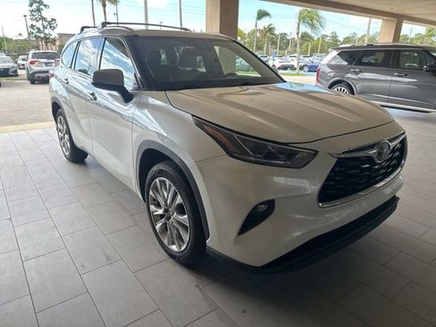 Used 2021 Toyota Highlander Limited FWD image 3