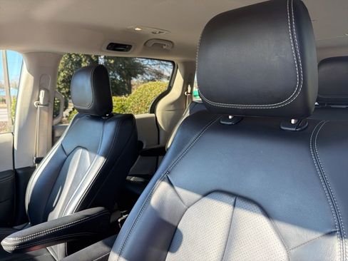 Used 2023 Chrysler Pacifica Touring-L image 8