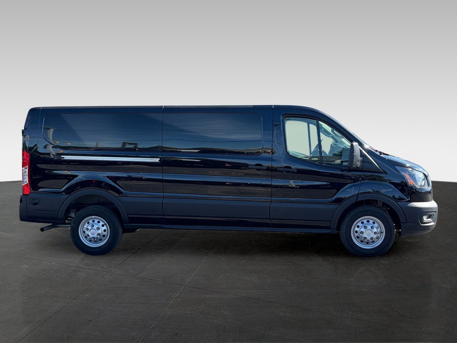 Used 2025 Ford Transit 350 148 Low Roof AWD w/ Exterior Upgrade Package image 4