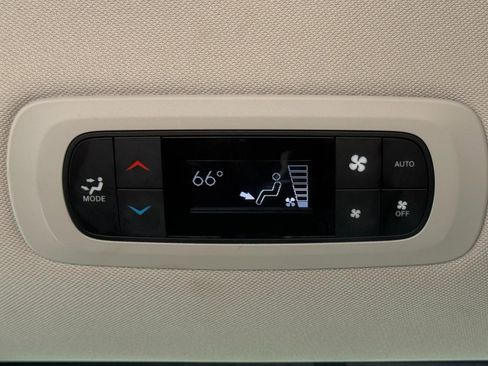 Used 2024 Chrysler Pacifica Touring-L image 34