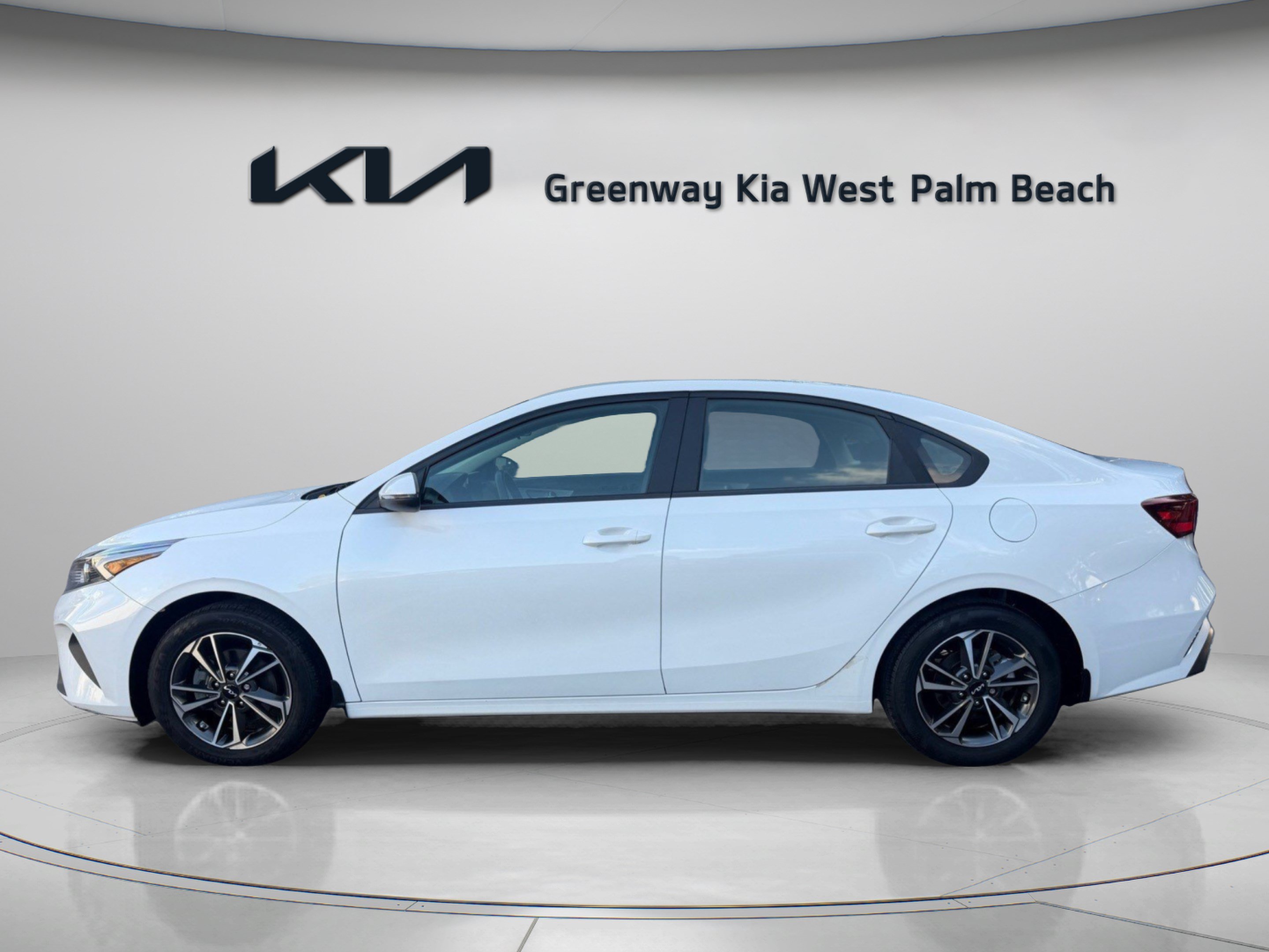 Used 2024 Kia Forte LXS w/ LXS Technology Package FWD image 4