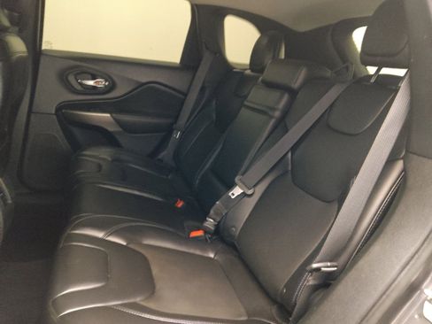 Used 2019 Jeep Cherokee Latitude Plus w/ Comfort/Convenience Group FWD image 18