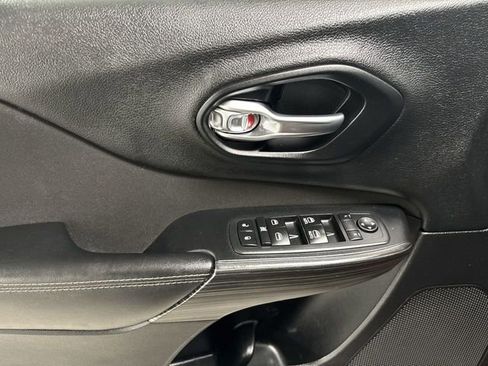 Used 2017 Jeep Cherokee Latitude w/ Cold Weather Group image 12