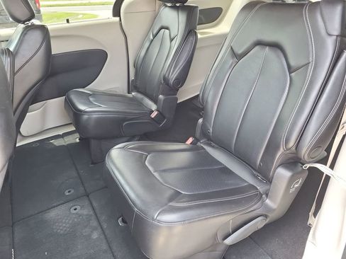 Used 2023 Chrysler Pacifica Touring-L FWD image 22