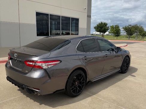 Used 2018 Toyota Camry SE image 3