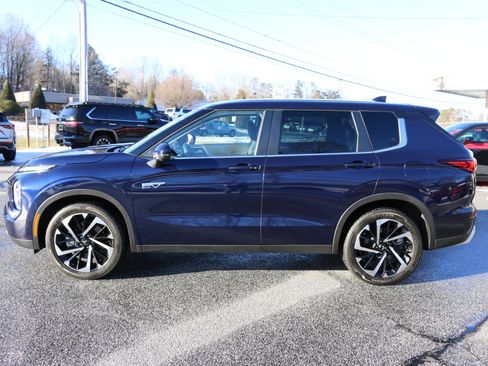 Used 2023 Mitsubishi Outlander SE image 2