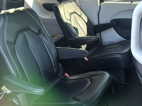Used 2023 Chrysler Pacifica Touring-L image 13