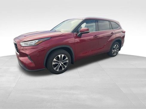 Used 2020 Toyota Highlander XLE AWD/4WD image 4