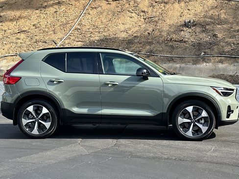 Certified 2025 Volvo XC40 B5 Plus AWD/4WD image 3