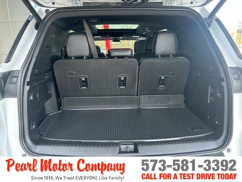 Used 2025 Chevrolet Traverse RS image 25