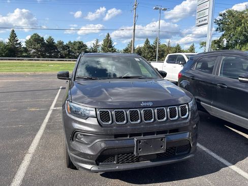 Used 2023 Jeep Compass Latitude w/ Convenience Group AWD/4WD image 3