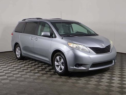 Used 2011 Toyota Sienna LE w/ Towing Pkg FWD image 38