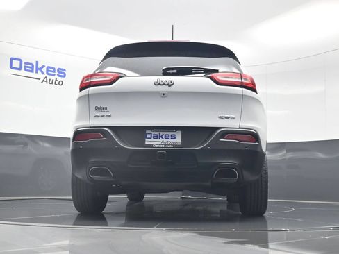 Used 2018 Jeep Cherokee Latitude Plus w/ Cold Weather Group AWD/4WD image 42