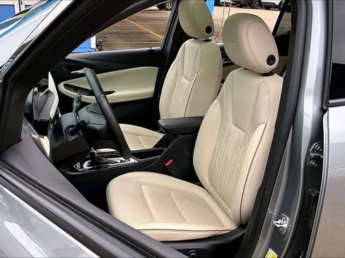 Used 2025 Buick Encore GX Avenir w/ Avenir Technology Package image 8
