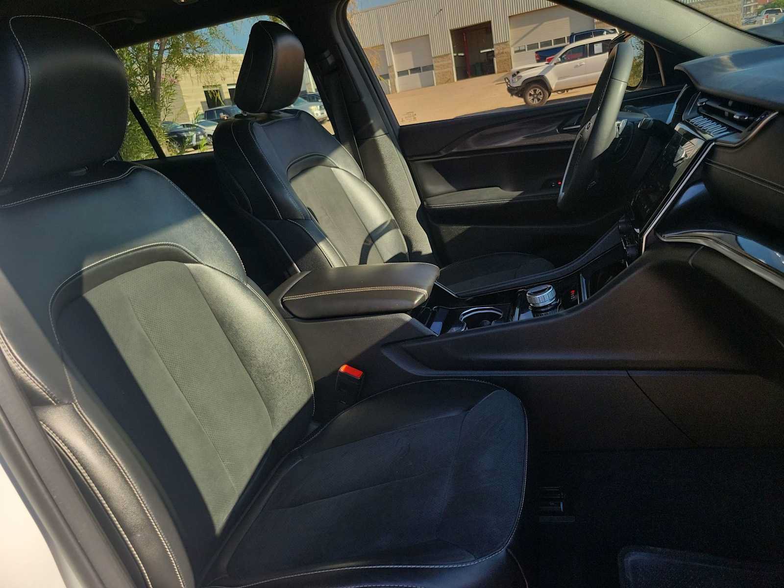 Used 2023 Jeep Grand Cherokee L Laredo AWD/4WD image 18