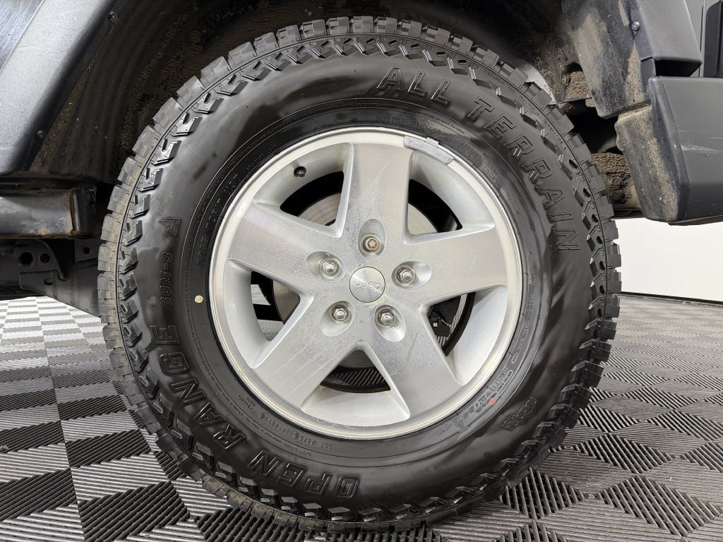 Used 2007 Jeep Wrangler Rubicon w/ Dual Top Group AWD/4WD image 39