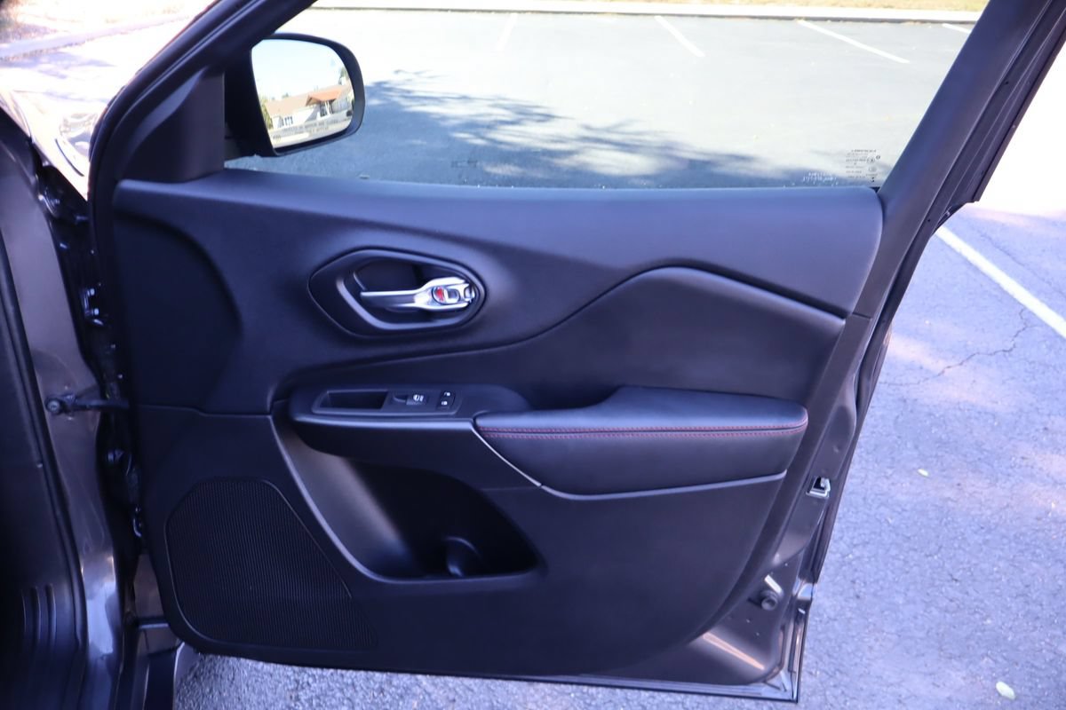 Used 2020 Jeep Cherokee Trailhawk w/ Technology Group AWD/4WD image 26