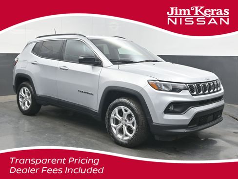 Used 2024 Jeep Compass Latitude AWD/4WD image 1