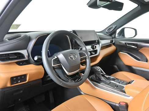 Used 2025 Toyota Highlander Platinum AWD/4WD image 24