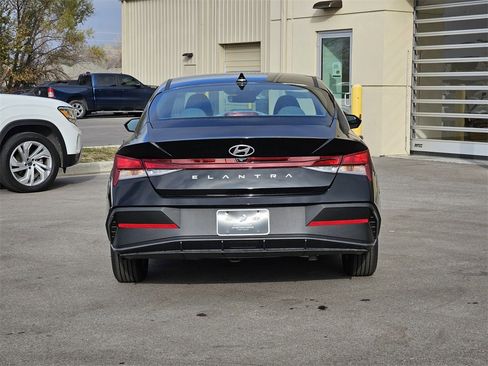 New 2025 Hyundai Elantra SE image 6