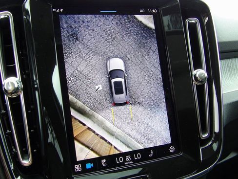 Certified 2025 Volvo XC40 B5 Plus w/ Protection Package Premier AWD/4WD image 27
