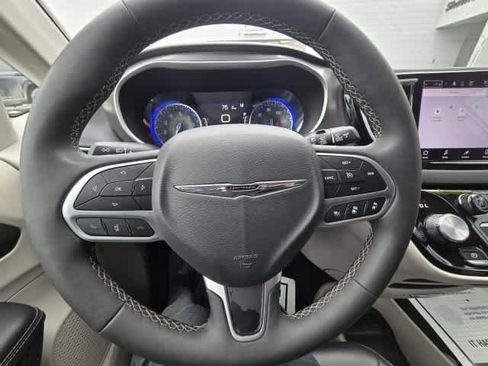 Used 2024 Chrysler Pacifica Touring-L FWD image 21