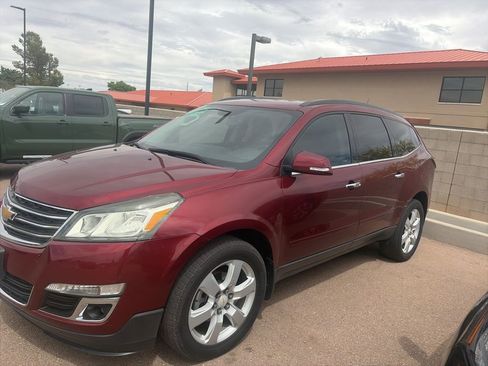 Used 2017 Chevrolet Traverse LT w/ Style and Technology Package image 3