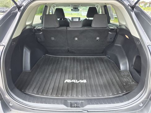 Used 2021 Toyota RAV4 LE AWD/4WD image 16