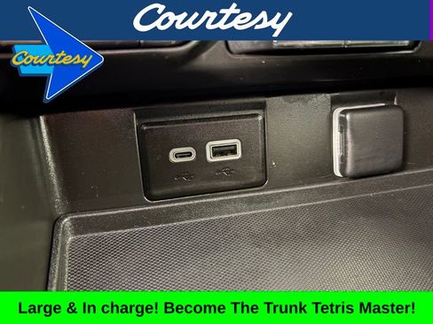 Used 2023 Chevrolet Suburban Premier image 32