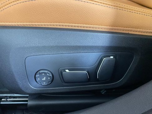 New 2025 BMW 330i xDrive Sedan w/ Convenience Package image 8