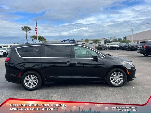 Used 2023 Chrysler Pacifica Touring-L image 8