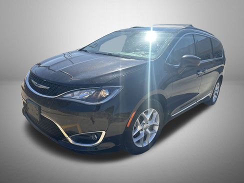 Used 2017 Chrysler Pacifica Touring-L w/ Tire & Wheel Group image 1